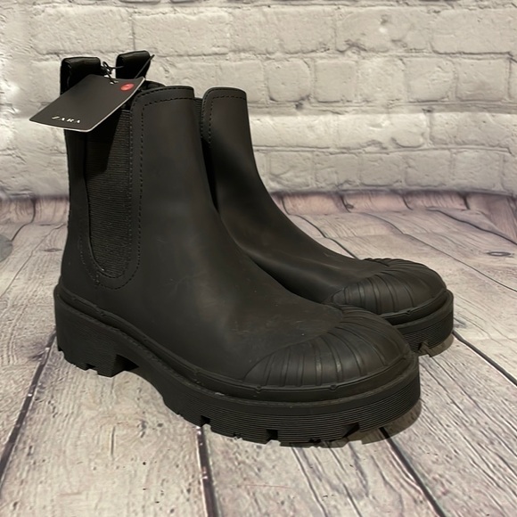 Zara Shoes - ZARA pull on Matte Black chunky heeled pull on boots Sz35 NWT